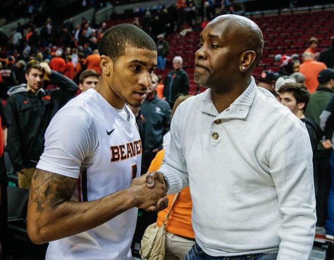 凭借对斯诺 凭借对斯诺