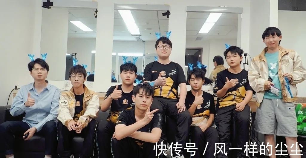 组合而成 组合而成